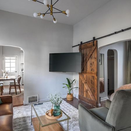 Mid-Century Modern Retreat In Little Italy Apartamento Cleveland Exterior foto