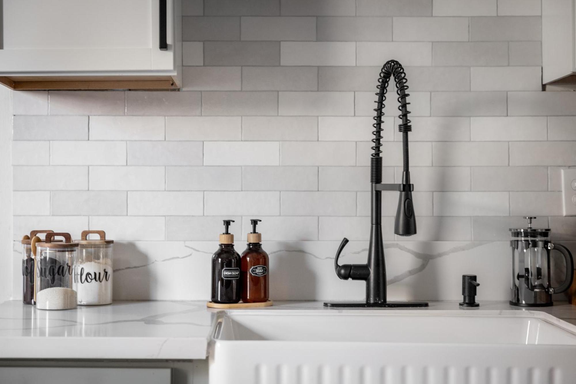 Mid-Century Modern Retreat In Little Italy Apartamento Cleveland Exterior foto
