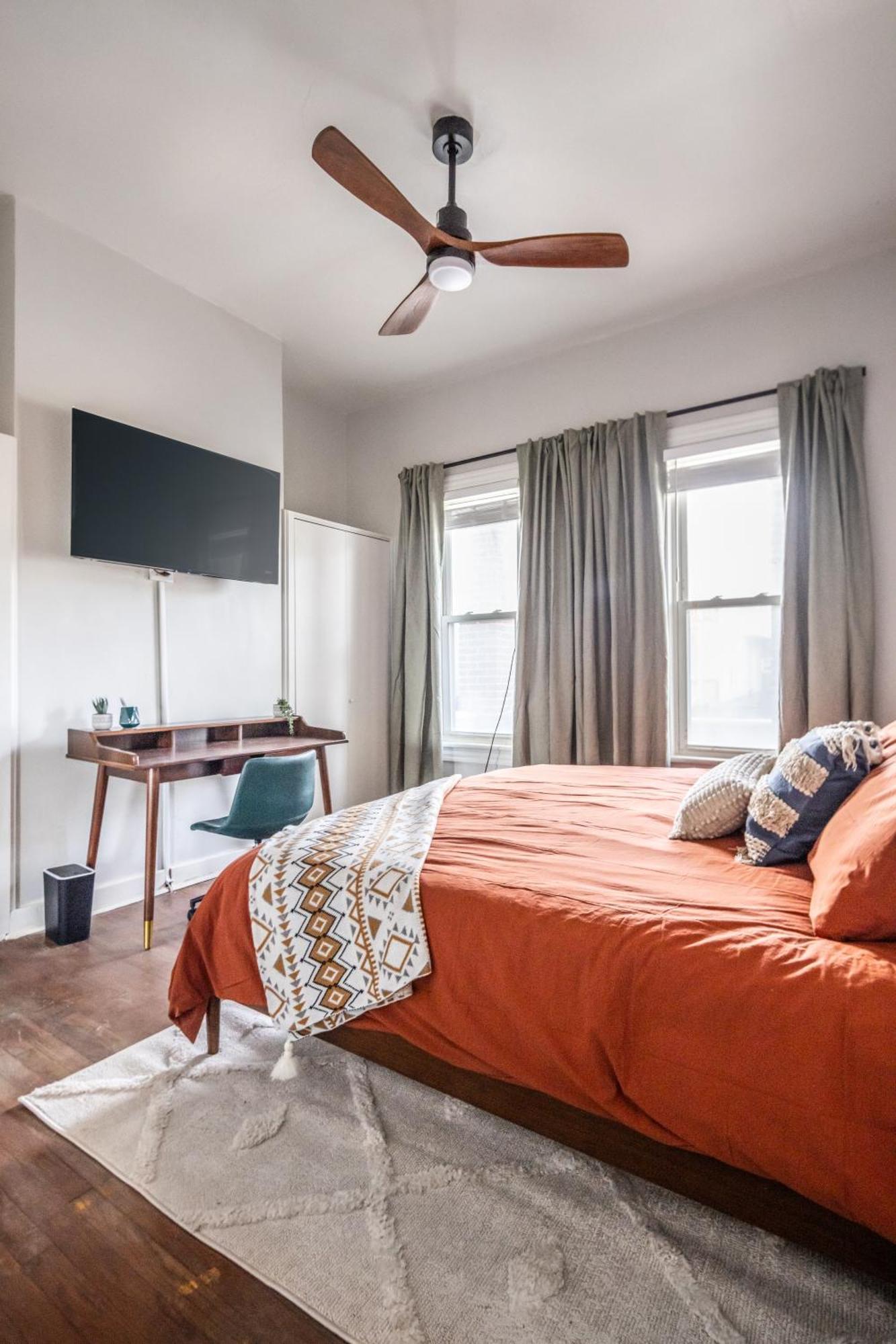 Mid-Century Modern Retreat In Little Italy Apartamento Cleveland Exterior foto